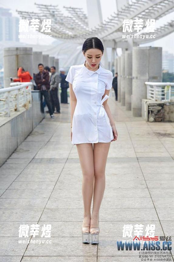 AISS爱丝(钻石版) - 当美图遇上何冉的捆绑花絮，照片们静悄悄地看热闹！