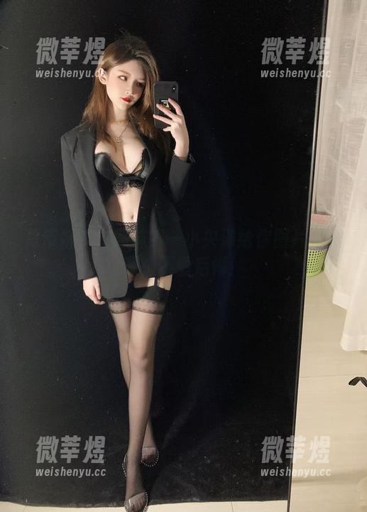 一小央泽 背带裤?过膝袜?一小央泽给你图片和资源,不看后悔!