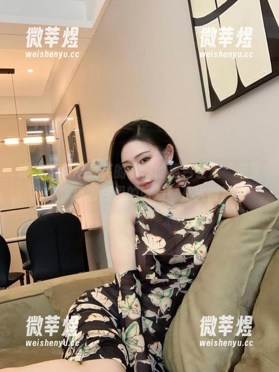 微密圈 - 不爱笑的赛琳的黑色让人“无圣光”，但图包里的话题可是火得狠！