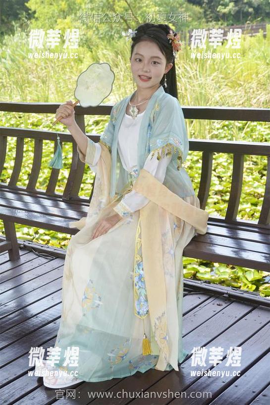初夏女神-依依 初夏女神 - 依依的黑色瘦身连衣裙+小黑皮鞋=美图一击必杀,你敢看吗?