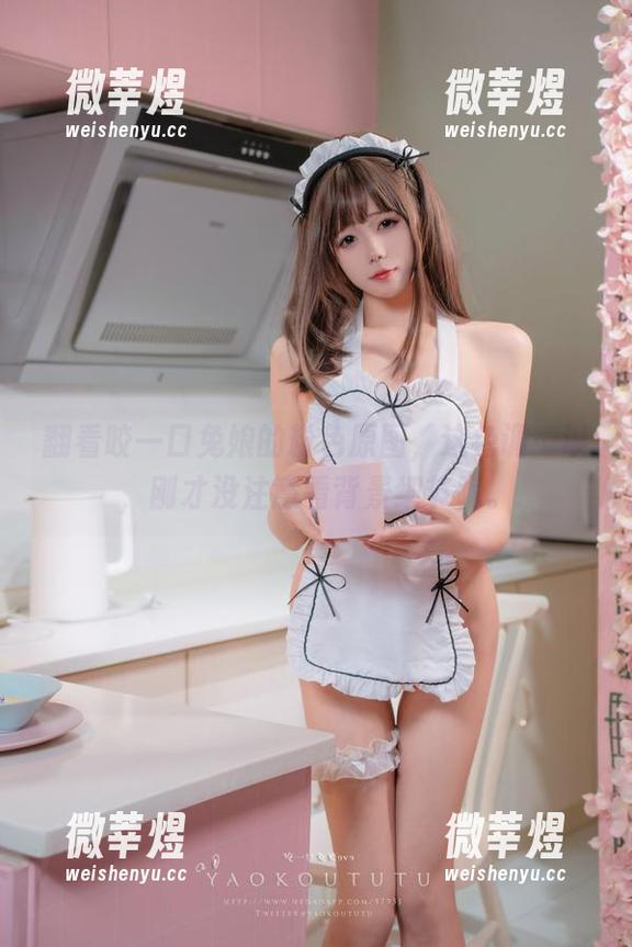 翻看咬一口兔娘的粉色原图，这色调…诶，刚才没注意看背景细节呢。