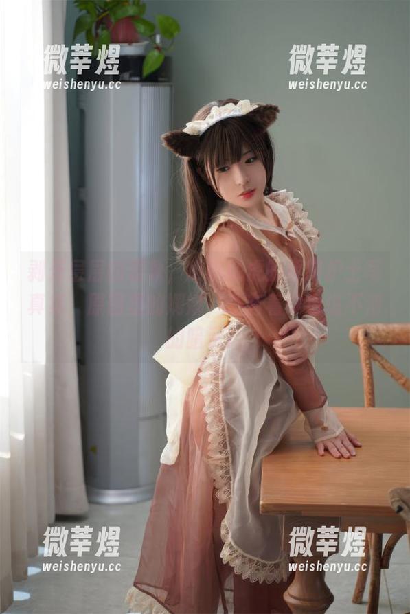 剥开层层的表象，嗷呜虎虎的透明护士写真集，原图里的婀娜，还有着谁也说不清的暗示。