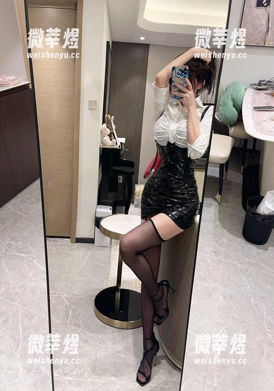 微密圈 - 奔跑的晶骡子又来了，这次的红色吊带袜子美得不可以！