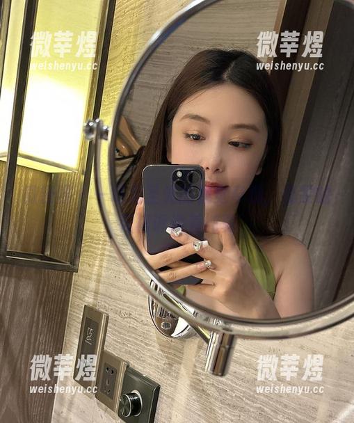 微密圈 - 一场无圣光的视觉奇观，奶雯的花裙诉说着纯真