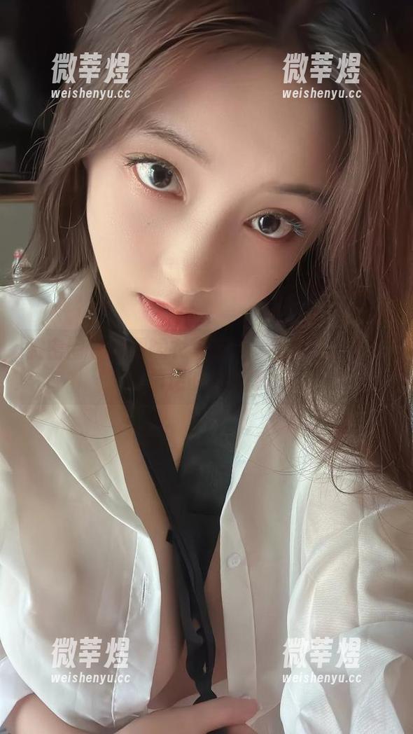 奶雯 微密圈 - 奶雯睡衣写真集:有种让人心甘情愿的放松感