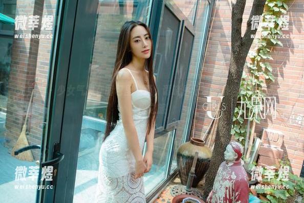 尤果网-谭晓彤 尤果网 - 少女气息在图包里汹涌,谭晓彤分享一场自我对话的轻松之旅