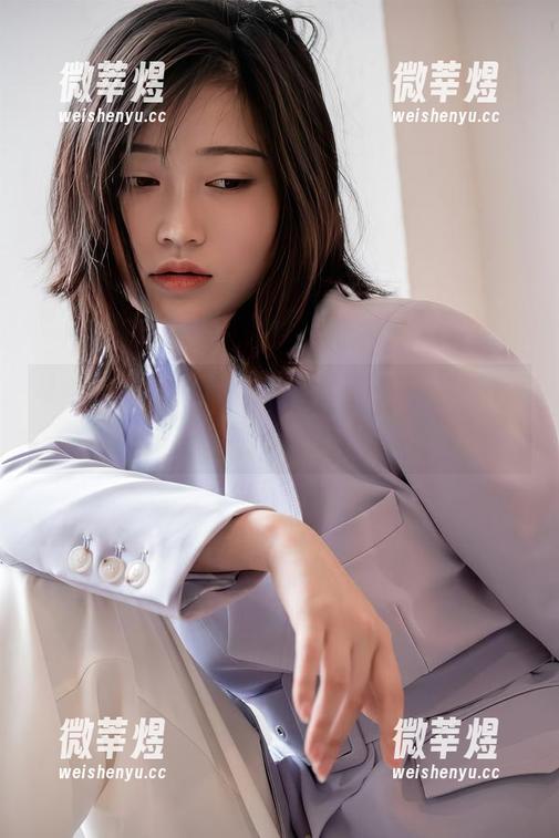 年年Nnian作品：穿着“秘书服”的她，究竟在想什么呢？