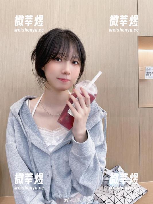 炸酱沐沐 炸酱沐沐套图:十种少女姿势,不怕被风吹跑的那种!