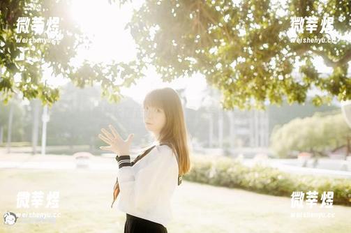 祖木子 祖木子拿着黑丝长腿走进户外,最新写真集让人眼花缭乱。