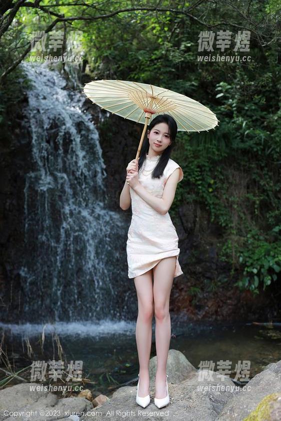 秀人网-夏瑶baby 秀人网 - 泳池里的心思:夏瑶baby的高清日常,随手一拍都是美图