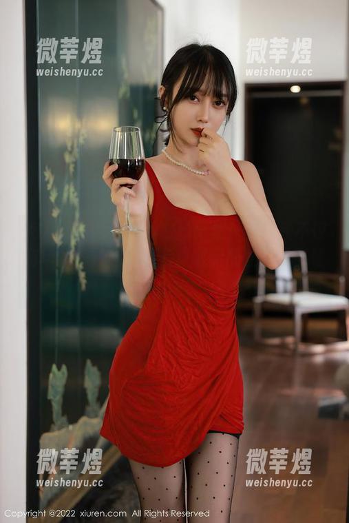 秀人网-黎秋秋 秀人网 - 黎秋秋的灰丝合集:看!我不仅有华丽的长裙,还有“泄露的丝”的时髦秘诀!