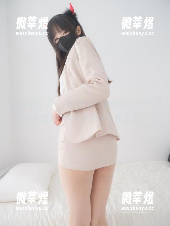 紧急企划-一只喵喵梓 紧急企划 - 一只喵喵梓与她的亲密奶牛,图片表现出一种“悠闲的乡村之道”。