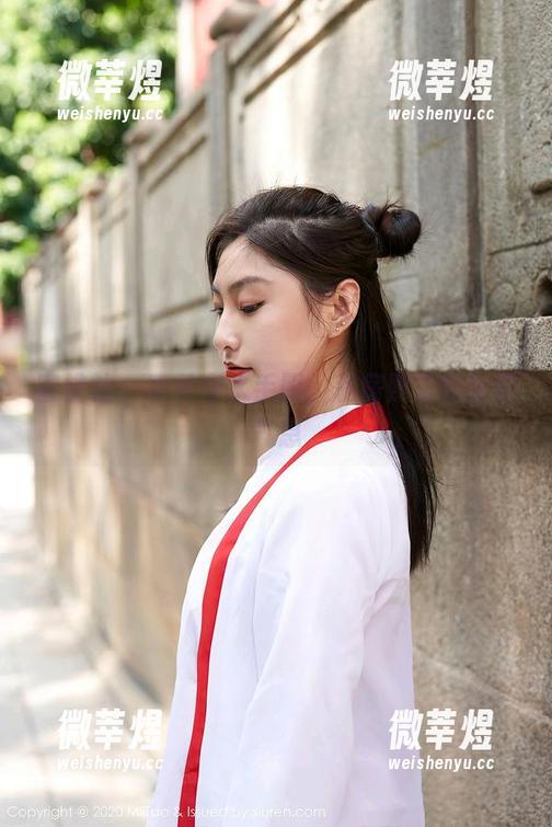 蜜桃社 - 真希穿水手服，私房照里的叛逆气息
