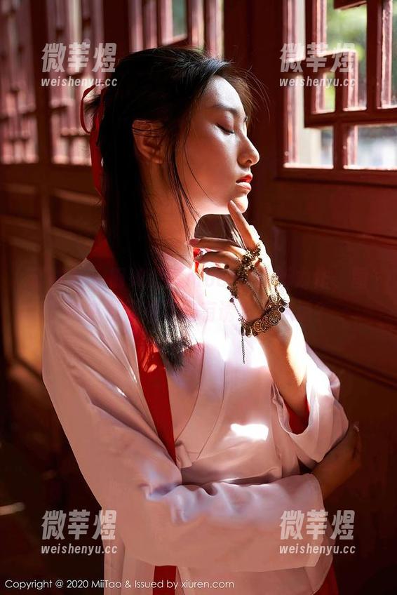 蜜桃社 - 厨娘萌美Moemi最新力作，图片中是不是隐约有诱惑的味道？