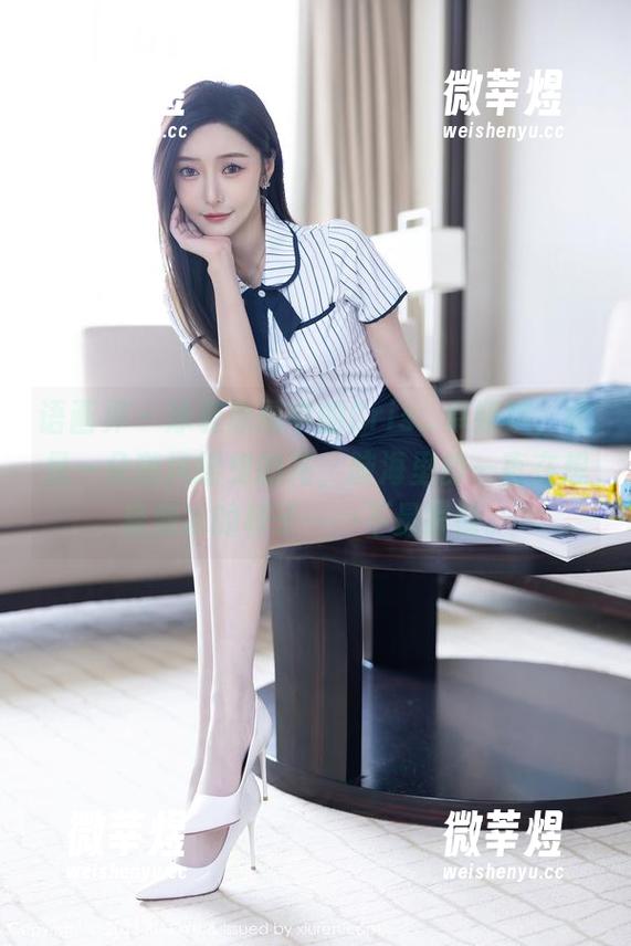 语画界 - 泳装原图中的Cris_卓娅祺，像是一朵随风摇曳的花，脑海里却一直在想着滑冰的样子……不是很懂。