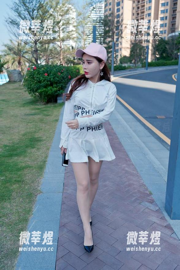 魔镜街拍-婷婷 魔镜街拍 - 婷婷的OL日常:黑丝美女背后的资源轻描淡写