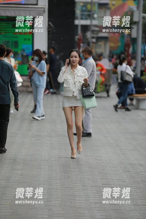 魔镜街拍 - 在艾小青的私拍中，超短裙和肉丝竟演绎出这样的火花！